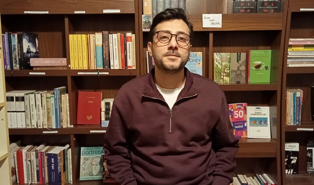 
Genç neslin kitaplar konusunda dijitalleşmeye ayak uydurmadığını dile getiren sahaf