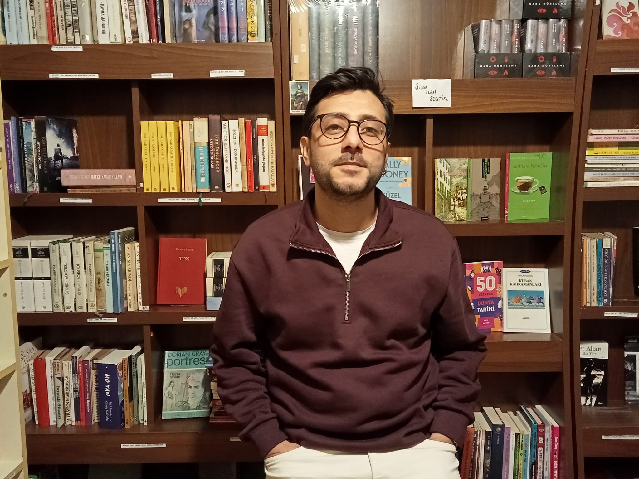 
Genç neslin kitaplar konusunda dijitalleşmeye ayak uydurmadığını dile getiren sahaf