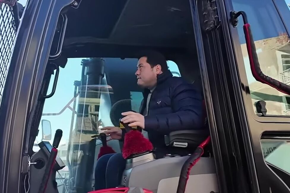Kasaplar halinde yıkım çalışmaları sürüyor Bolvadin Belediye Başkanı Derviş Aynacı, ilçede yürütülen kentsel dönüşüm çalışmalarına