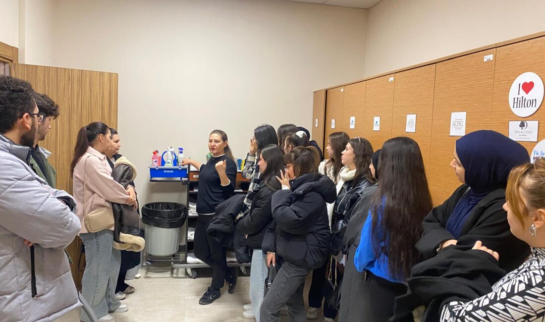 Sibel Cingöz, deneyimlerini öğrencilere anlattı Afyon Kocatepe Üniversitesi (AKÜ) Turizm Fakültesi tarafından “Konaklama İşletmelerinde Kat