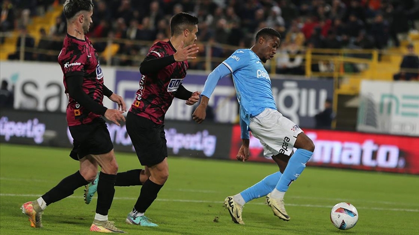 Trendyol Süper Lig'in 14. haftasında Corendon Alanyaspor, Trabzonspor'u 2-1 mağlup