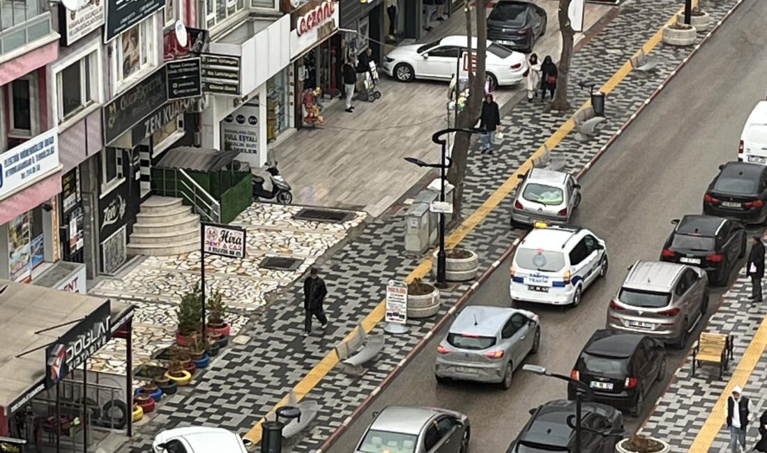 Afyonkarahisar’da bazı araç sürücüleri engelli bireylere özel yol alanlarına araçlarını