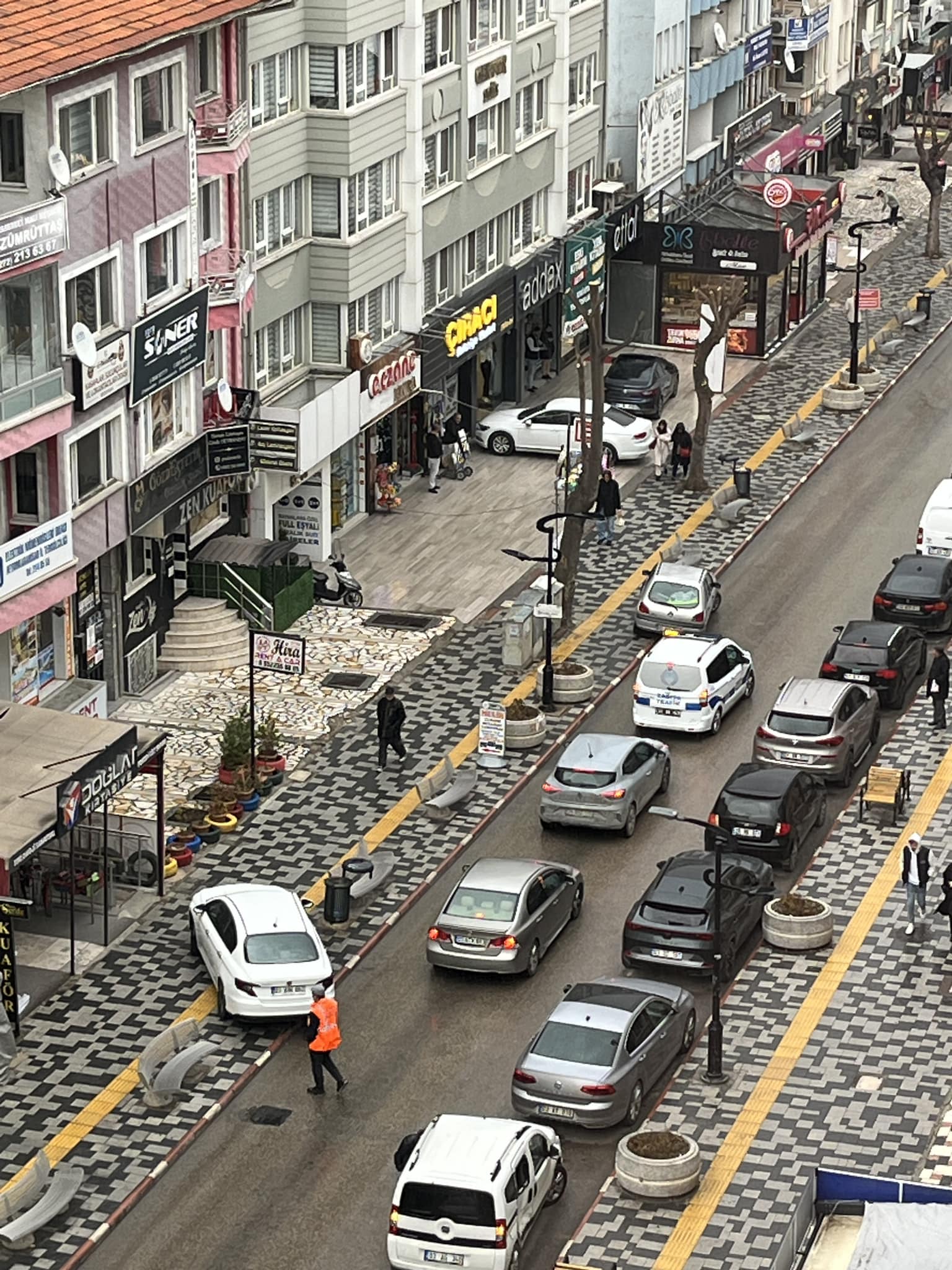 Afyonkarahisar’da bazı araç sürücüleri engelli bireylere özel yol alanlarına araçlarını