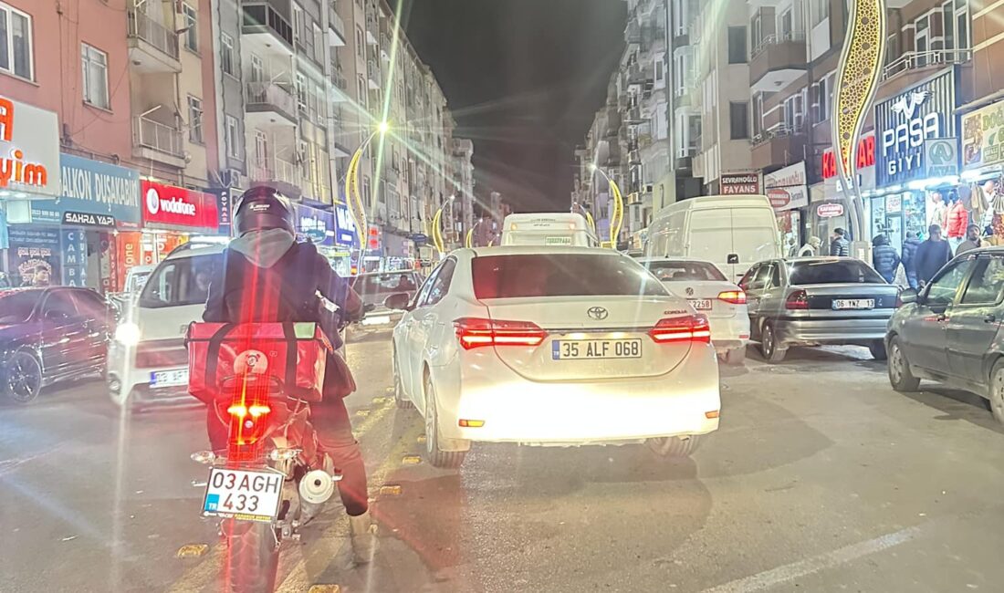 Afyonkarahisar’da bu yol sıkıntısı ne zaman biter! Afyonkarahisar’ın kronik sorunlarından biri olan Ambaryolu’ndaki trafik sıkıntısı devam ediyor.