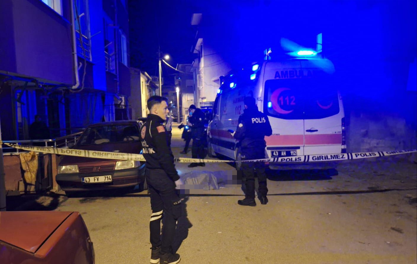 Kütahya'nın Yenidoğan Mahallesi'nde bir kişinin cansız bedeni sokakta bulundu.
