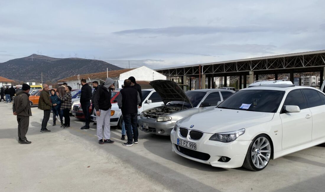 Dinar açık oto pazarı büyük ilgi gördü Dinar Belediye Başkanı Veysel Topçu’nun talimatlarıyla, bu hafta Dinar’da üçüncüsü