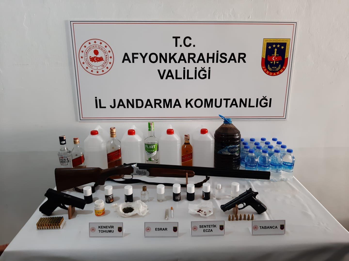 Afyonkarahisar’ın Dinar ve Sultandağı ilçelerinde Jandarmanın gerçekleştirdiği baskında kaçak ve