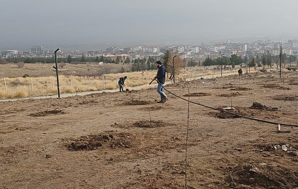 
Emirdağ Belediyesi, kentsel tarımı yaygınlaştırmak ve vatandaşları yeşil dokuyla buluşturarak