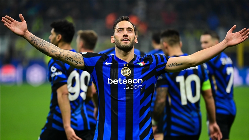 Milli futbolcu Hakan Çalhanoğlu, İtalya ekibi Inter'de Kasım ayının oyuncusu