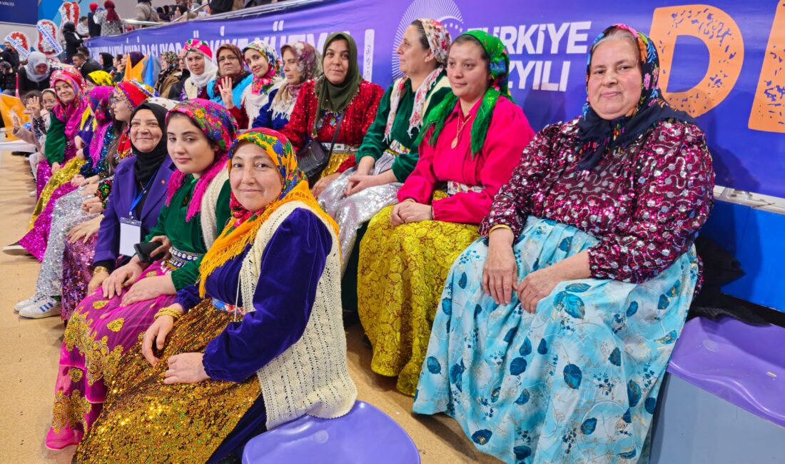 Yöresel kıyafetli kadınlar, kongreye renk kattı AK Parti 8. Olağan Afyonkarahisar Kongresinde dikkat çeken detaylardan birisi