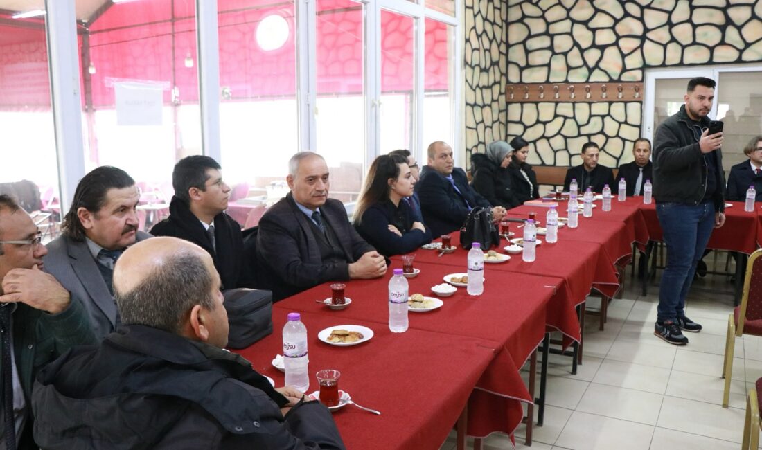 Kaymakam Duru, vatandaşları dinledi Afyonkarahisar’ın Dinar ilçesinde Dinar Kaymakamı Kemal Duru’nun başkanlığında Aralık Ayı