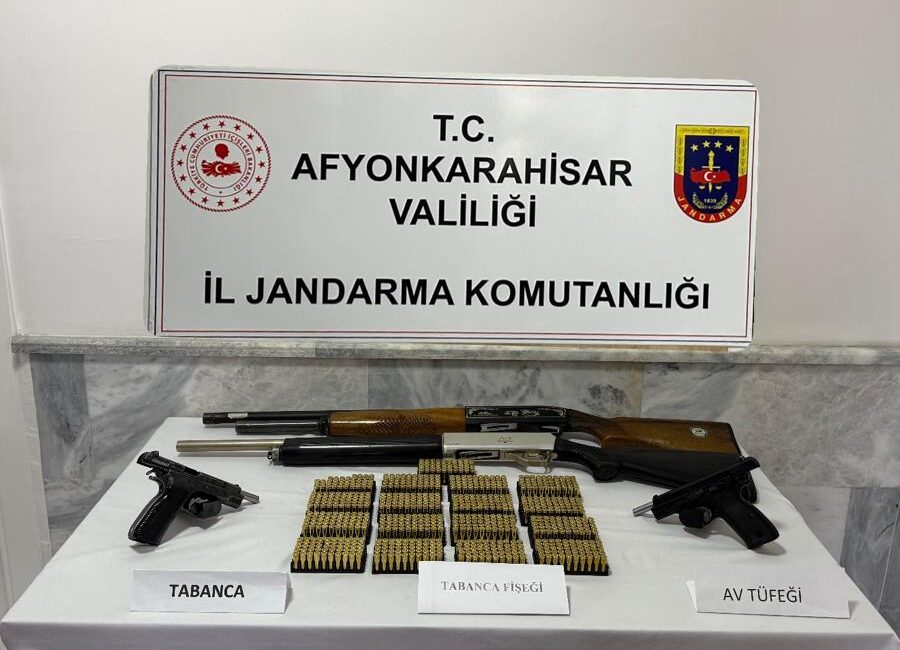 Nuribey’de 4 adet ruhsatsız silah ele geçirildi Afyonkarahisar Jandarması tarafından üç eve yapılan baskında 4 adet ruhsatsız