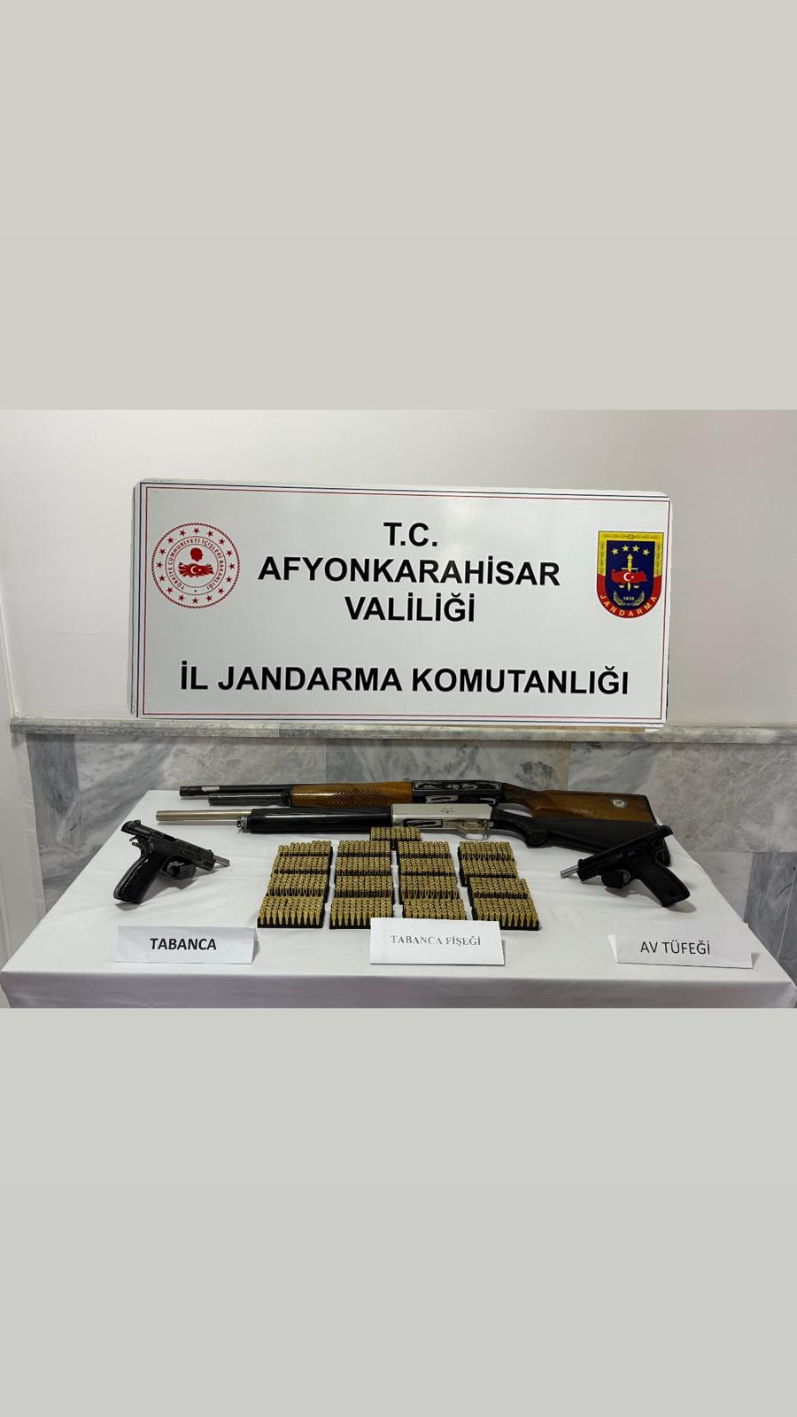 Afyonkarahisar Jandarması tarafından üç eve yapılan baskında 4 adet ruhsatsız