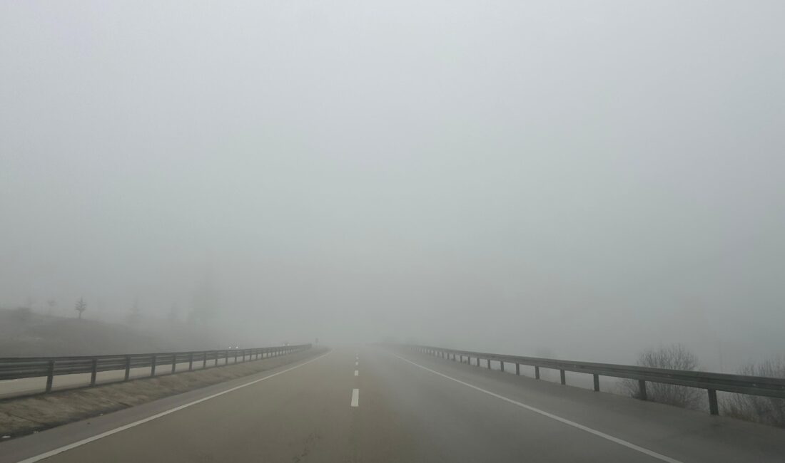 Afyonkarahisar İl Emniyet Müdürlüğü, artan yağışlar sonrası sürücülerin trafikte daha