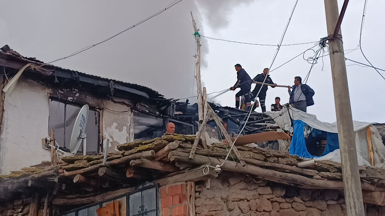 Afyonkarahisar’ın Sandıklı ilçesinde iki katlı ahşap evde çıkan yangın hasara