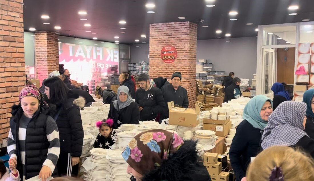 Bursa'nın Yıldırım ilçesi Millet Mahallesi'nde bir ev eşyası mağazasının açılışında,