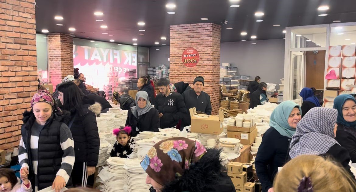 Bursa'nın Yıldırım ilçesi Millet Mahallesi'nde bir ev eşyası mağazasının açılışında,