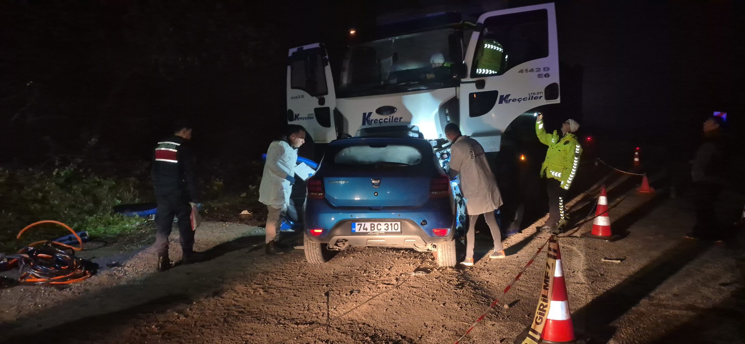 Bartın’da düzenlenen partinin dönüşünde, bir otomobilin yarış yaptığı iddiasıyla girdiği