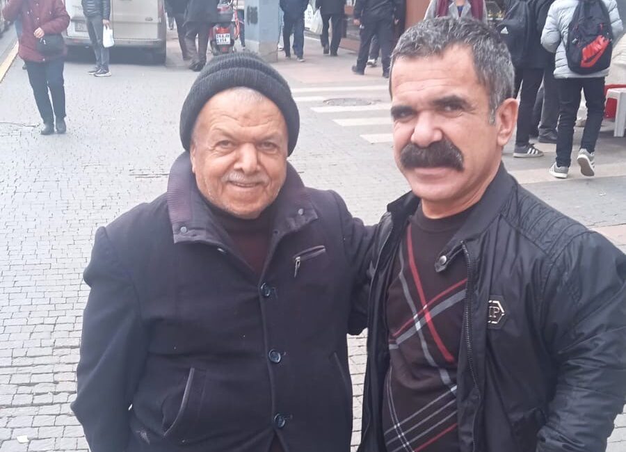 Tiyatroların sevilen cücesi, ‘Çaycı Hüseyin’ ile bir araya geldi Eskişehir'de Pamuk Prenses ve 7 Cüceler tiyatro grubu ile bilinen