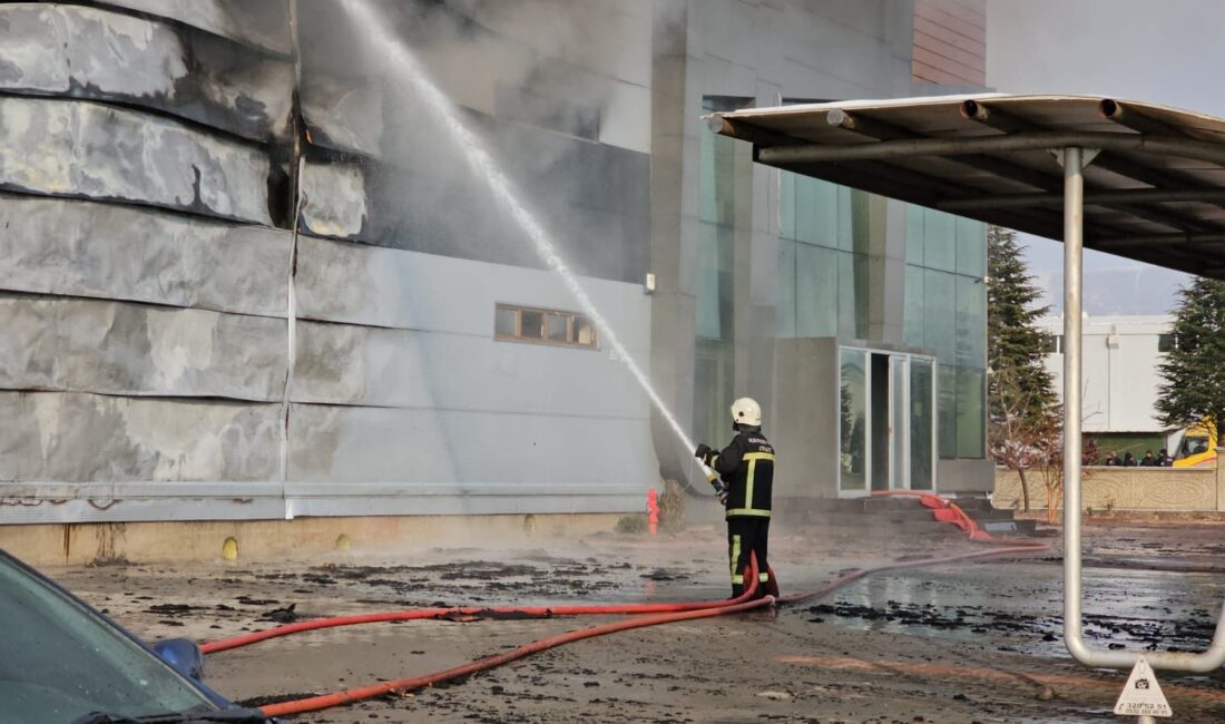 Kayseri Organize Sanayi Bölgesi'nde yer alan DNZ Mobilya fabrikasında çıkan