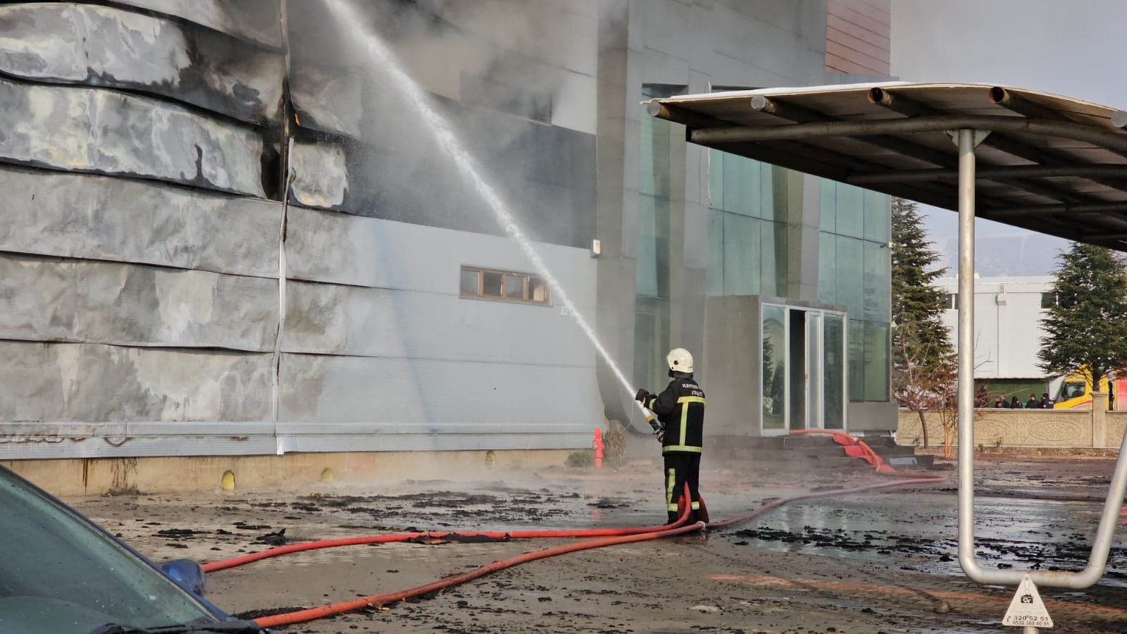 Kayseri Organize Sanayi Bölgesi'nde yer alan DNZ Mobilya fabrikasında çıkan