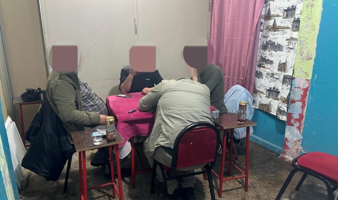 Aydın’ın Efeler ilçesindeki bir kahvehanenin içerisinde bulunan gizli bölmede kumar