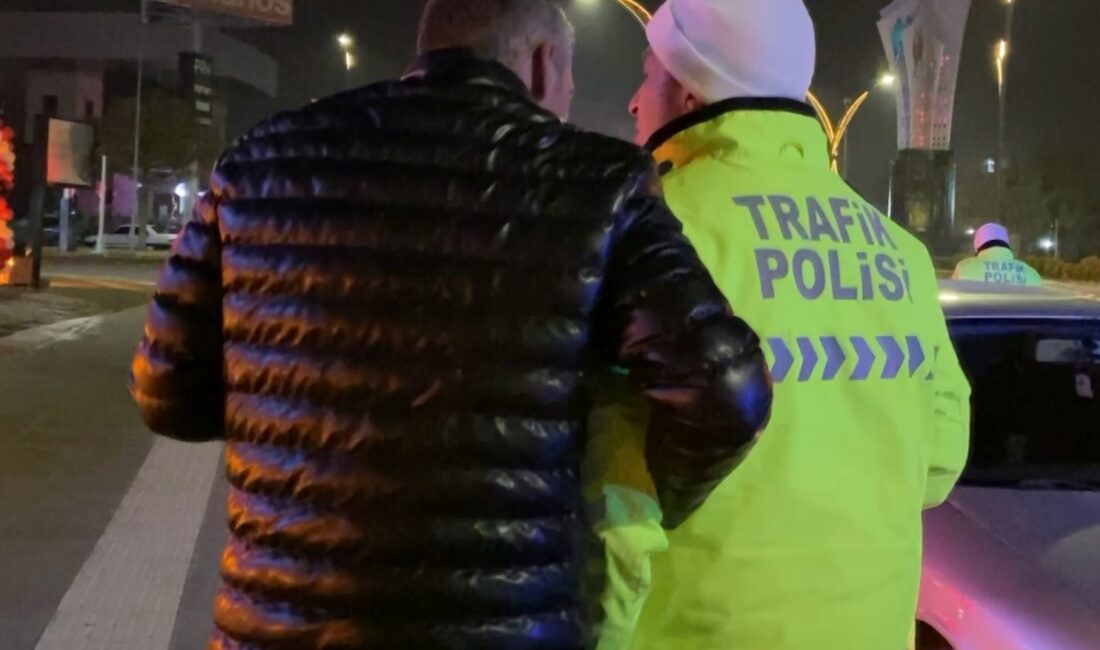 Alkol alıp kaza yaptı, “Sıkıntı yok” diyerek polisin koluna girdi Aksaray’da alkollü direksiyon başına geçen sürücü park halindeki bir otomobile
