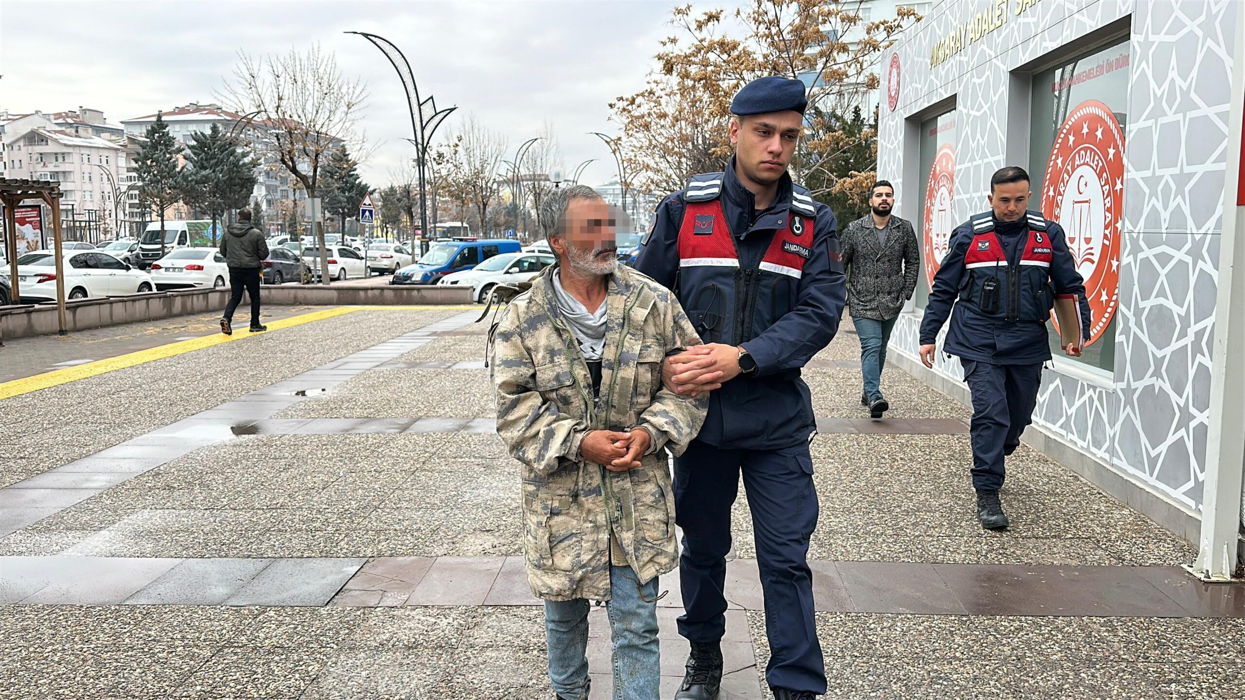 Aksaray'da alkollü şekilde geldiği kahvehaneden çıkarılmak istenen şahıs, kendisini uyaran