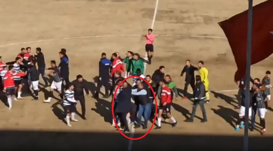 Afyonkarahisar'da oynanan amatör lig karşılaşmasında yavaş hareket edilerek zaman geçirildiğini