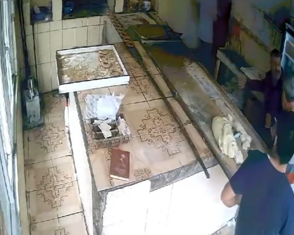 Adana’da simit üretiminde kullandığı kızgın pekmezi başına döken fırın çalışanı,