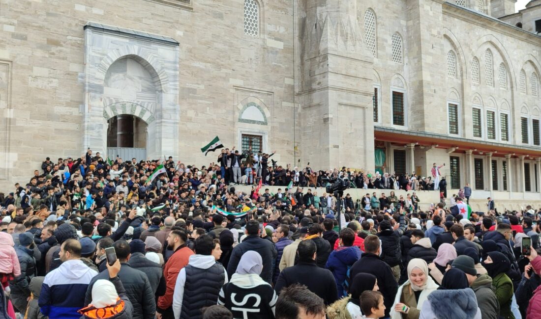 Fatih Camii’nde toplanan Suriyeliler, Esad rejiminin devrilmesini kutluyor Suriye'de Esad rejiminin son bulması, İstanbul'da yaşayan Suriyeliler tarafından sevinçle