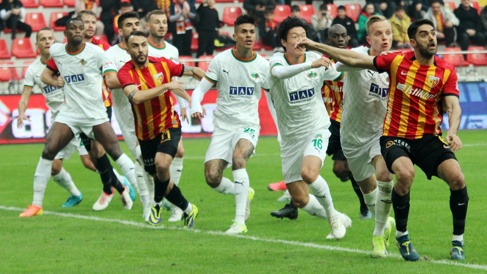 Süper Lig'de mücadele eden Kayserispor, aylar sonra sahasında kazandı. 11