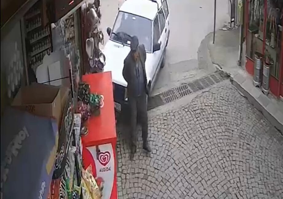 Afyonkarahisar’da kontrolden çıkan bir otomobil yol kenarındaki dükkanın kolonuna çarparken,