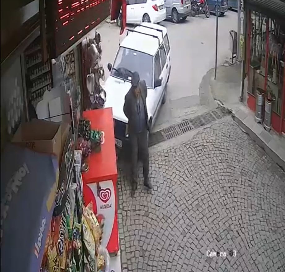 Afyonkarahisar’da kontrolden çıkan bir otomobil yol kenarındaki dükkanın kolonuna çarparken,