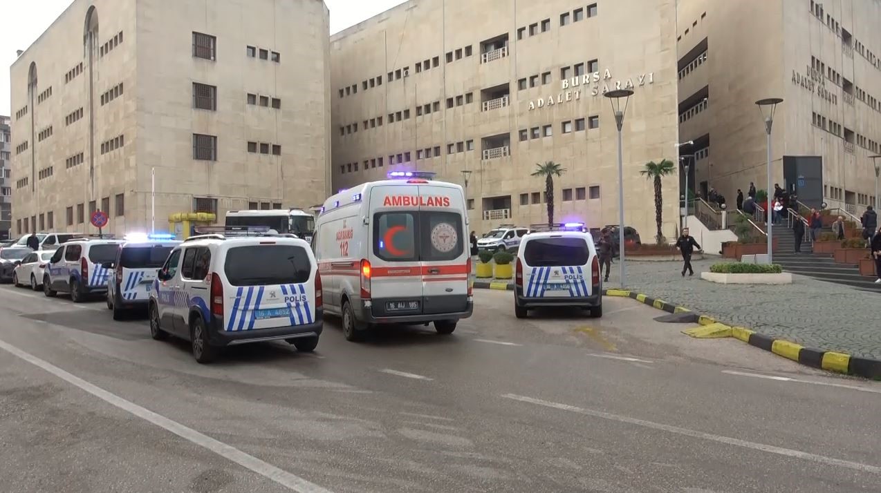 Bursa Adliyesi'nde yaşanan silahlı saldırıda ilk belirlemelere göre aralarında bir resmi