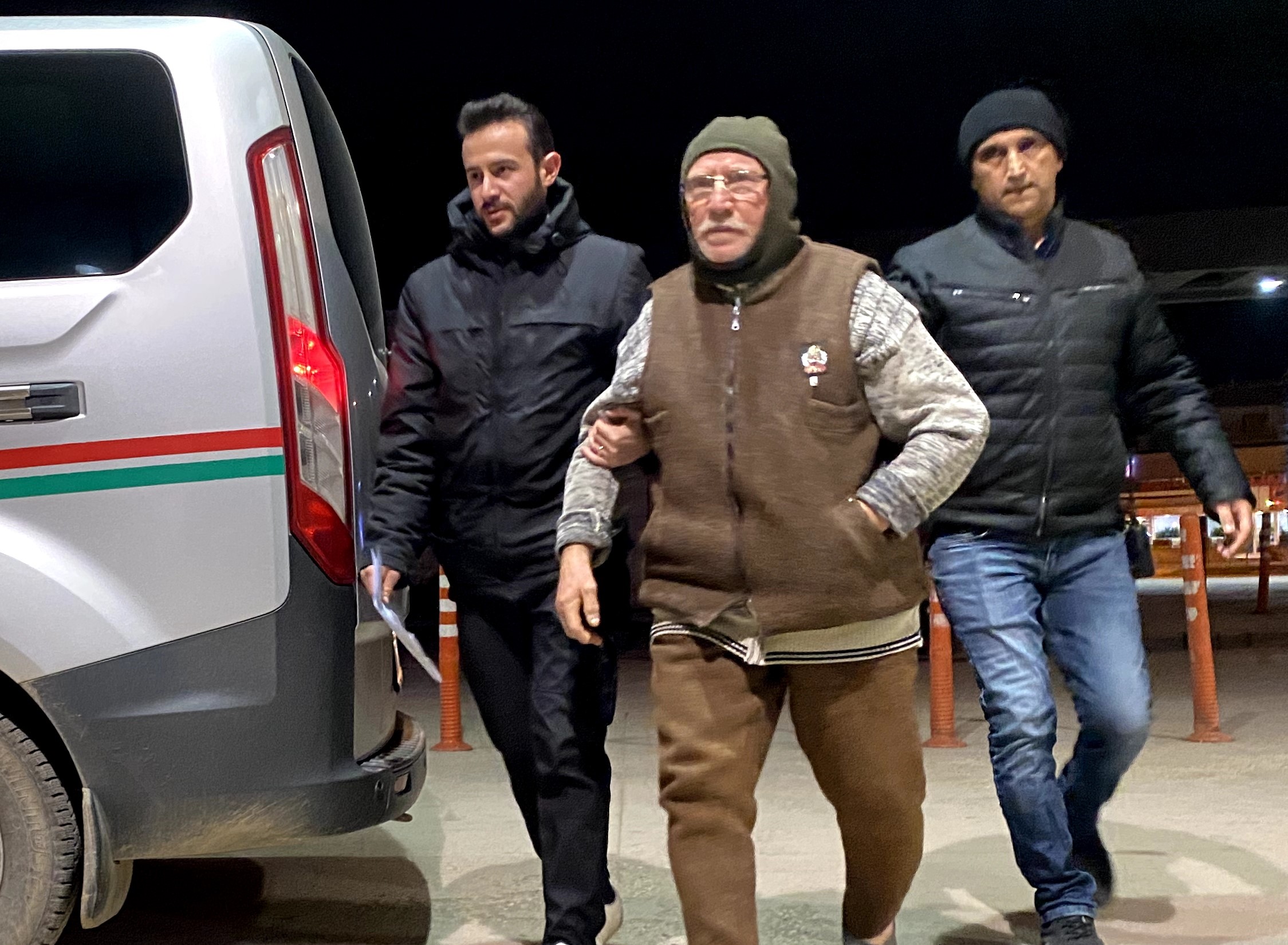 Bursa’nın İnegöl ilçesinde, 71 yaşındaki Ferruh B., okul önünde bekleyen