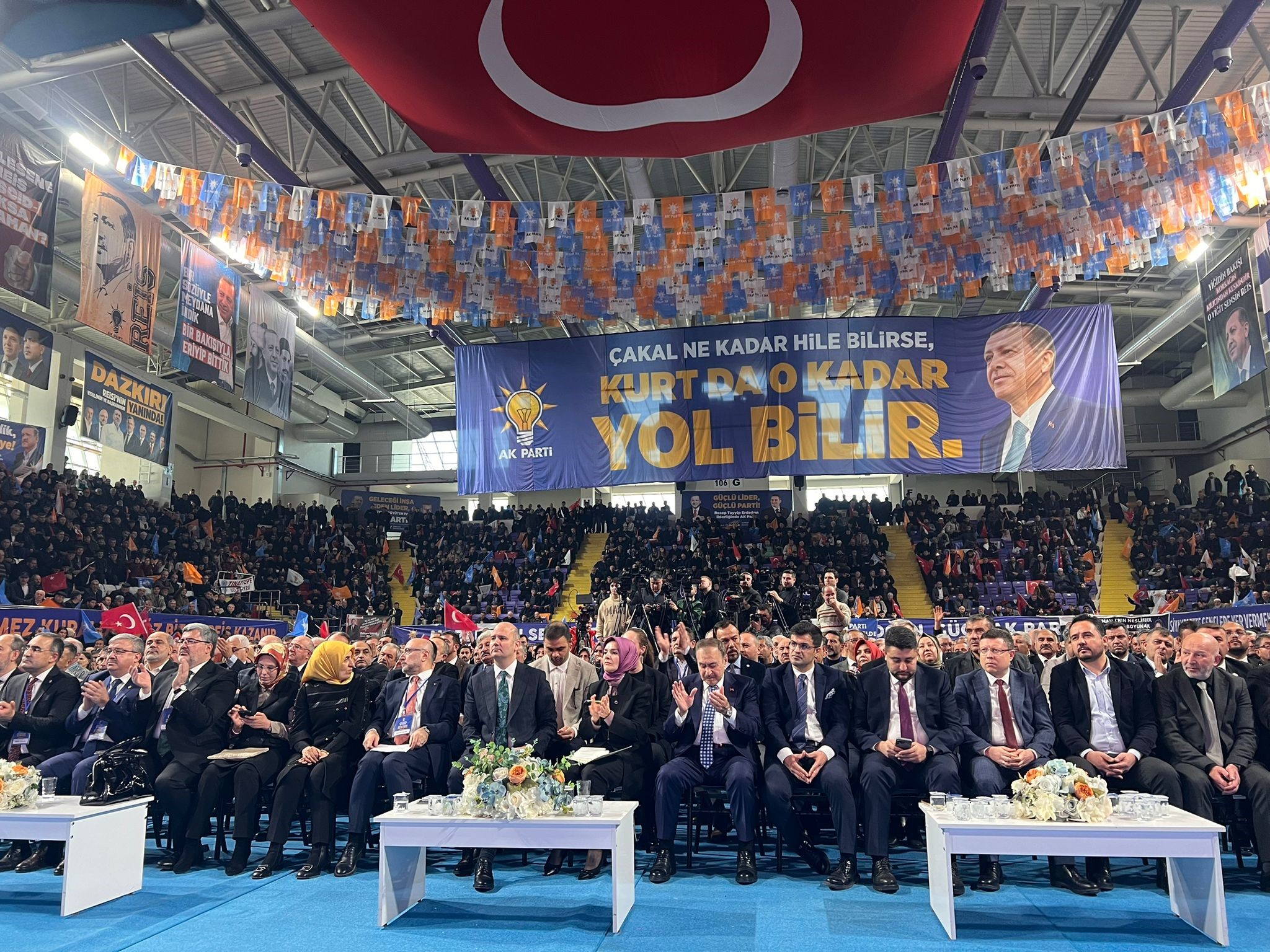 AK Parti Afyonkarahisar 8. Olağan Kongresi’ne vatandaşları davet eden afişler
