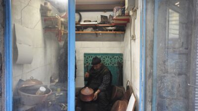 Gaziantep’te 83 yaşındaki Miktat Çelik, 71 yıldır bakırcılık mesleğini aşkla