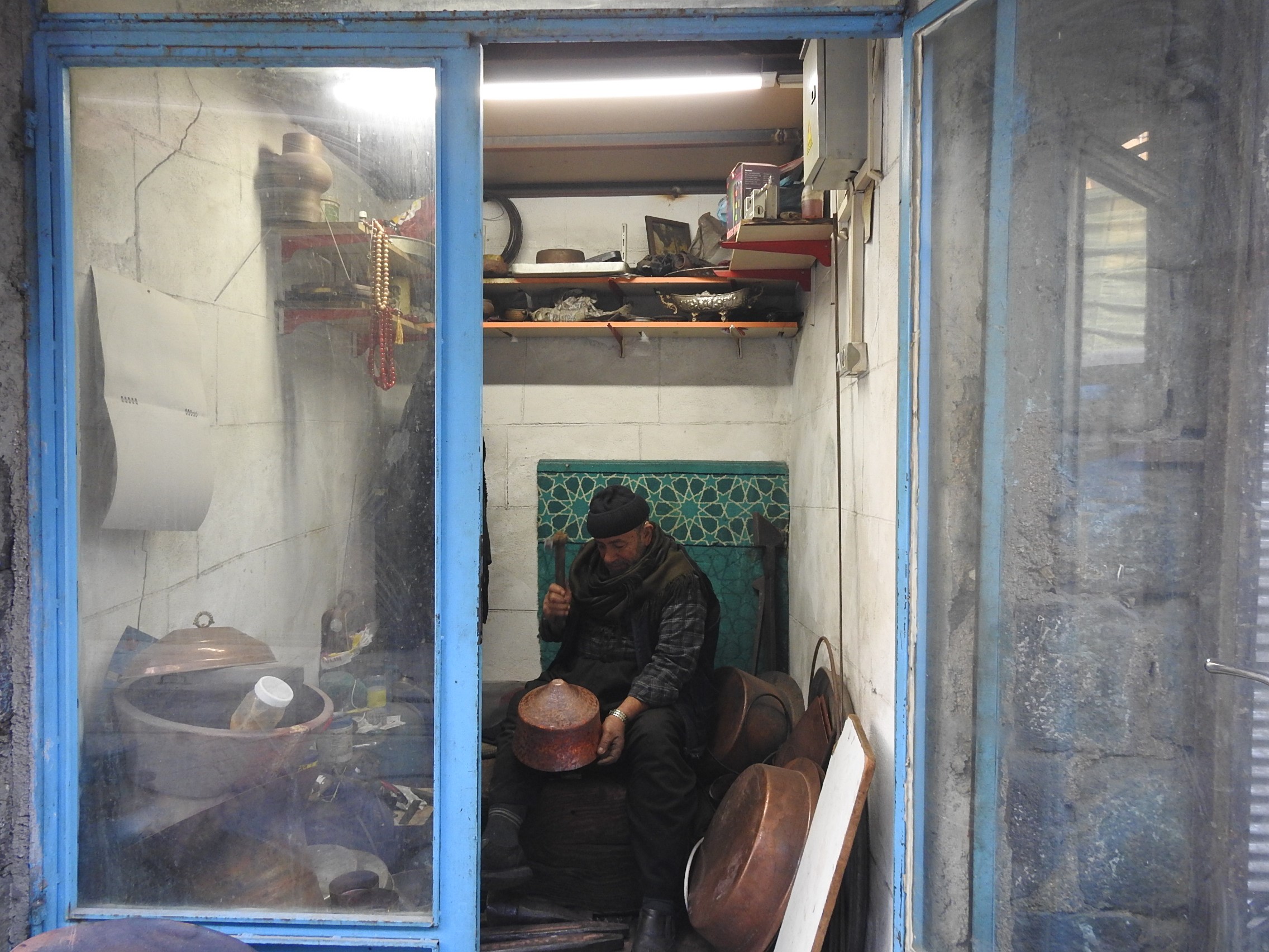 Gaziantep’te 83 yaşındaki Miktat Çelik, 71 yıldır bakırcılık mesleğini aşkla
