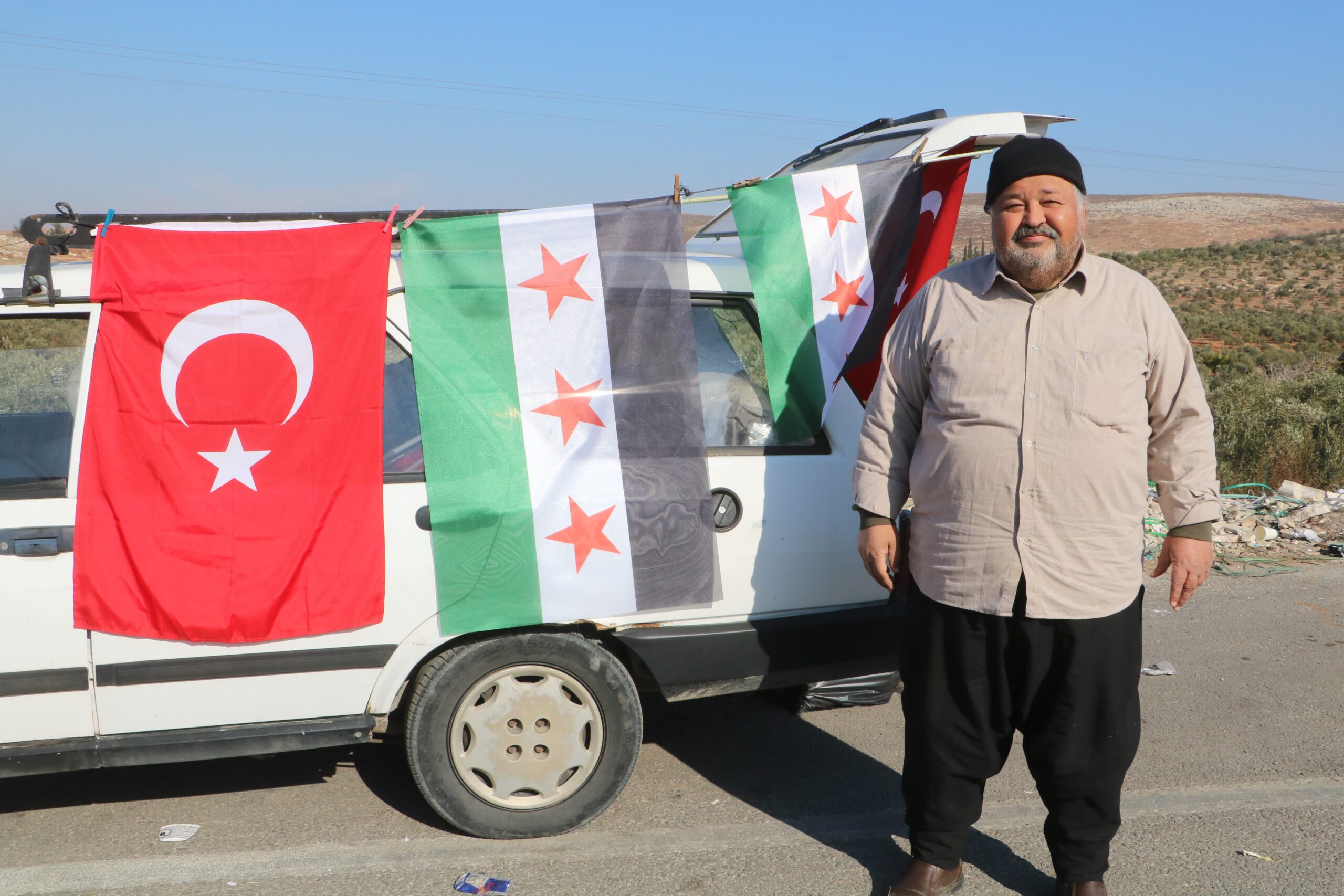 Hatay’da bulunan Cilvegözü Sınır Kapısı’ndan memleketlerine dönen Suriyeliler, satın aldıkları