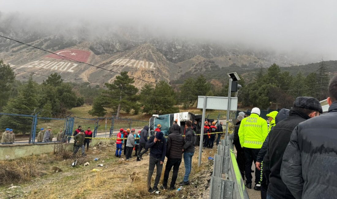 Isparta Eğirdir Karayolu'nda Aksel Turizm'e ait bir yolcu otobüsü, sürücüsünün kontrolü