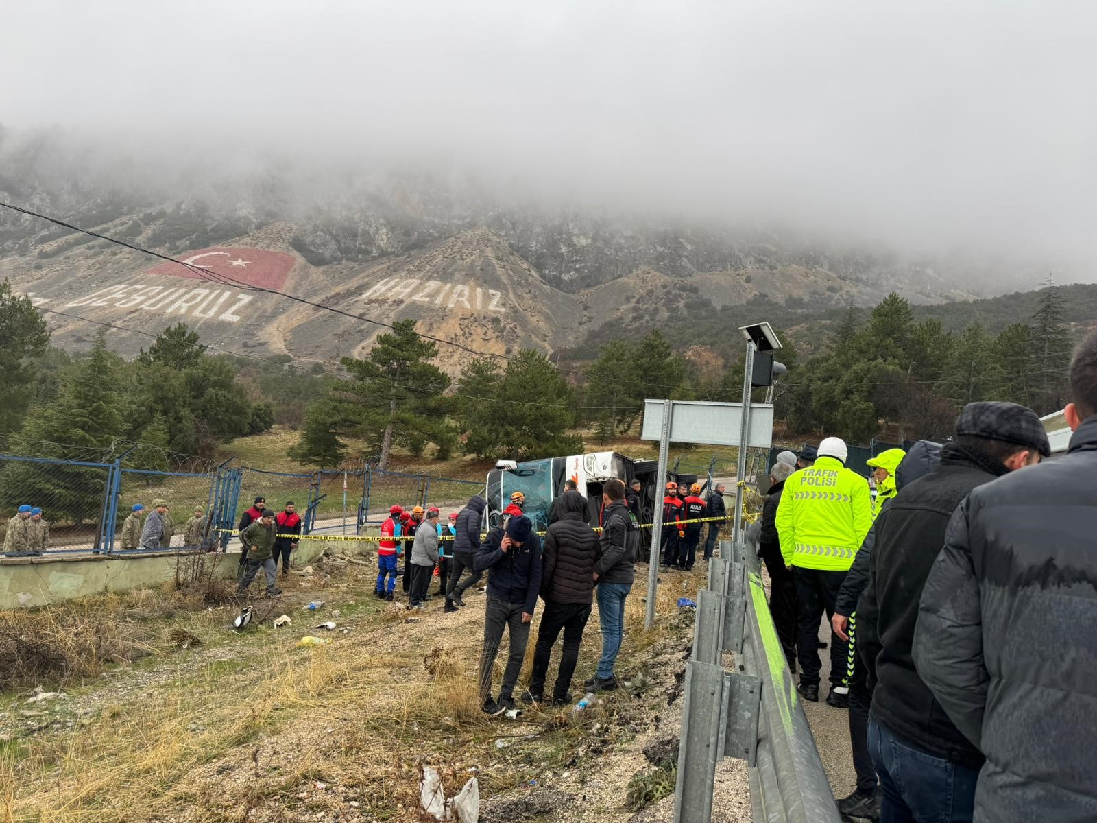 Isparta Eğirdir Karayolu'nda Aksel Turizm'e ait bir yolcu otobüsü, sürücüsünün kontrolü