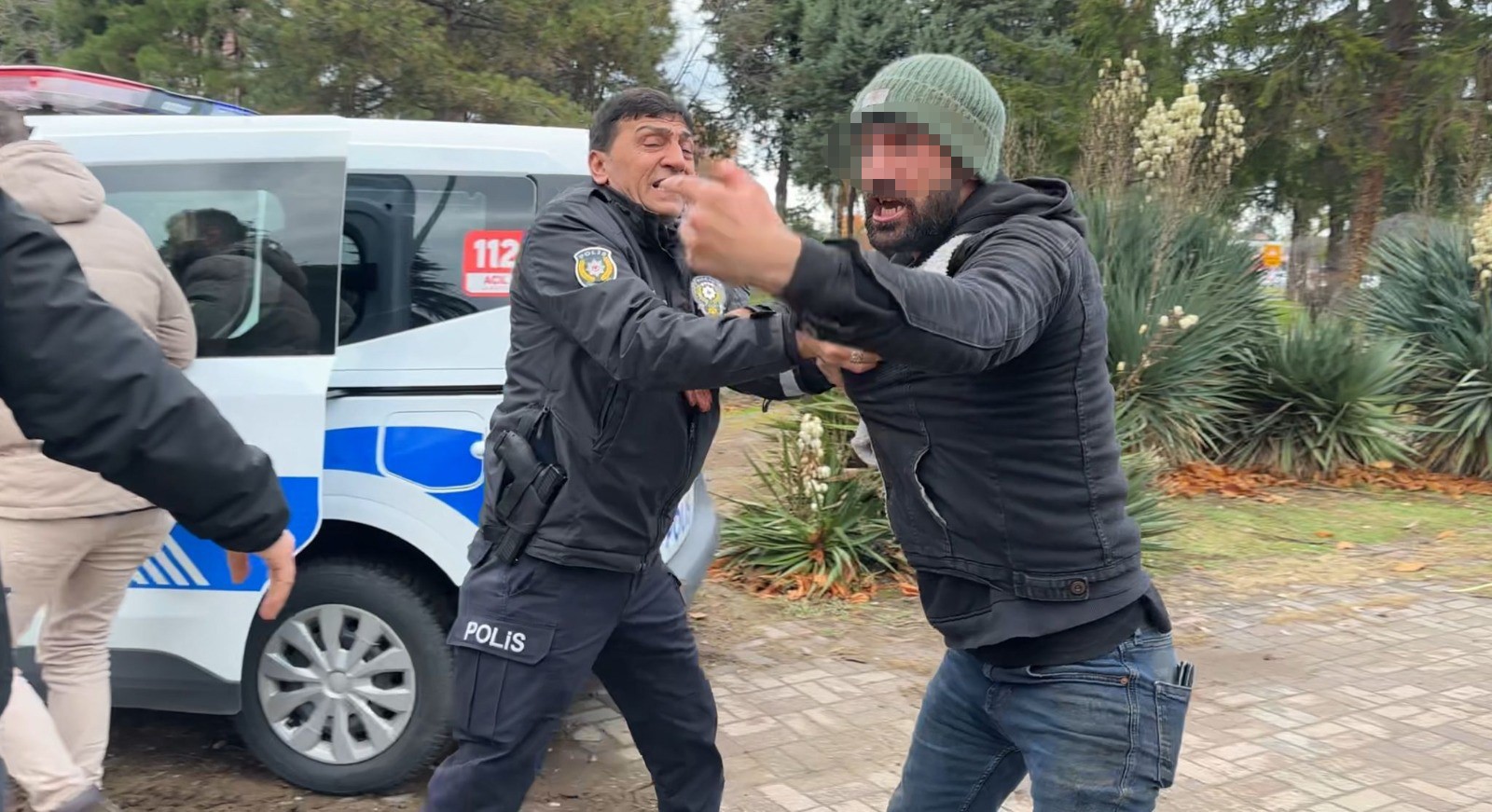 Samsun'da parkta tartıştığı arkadaşını bıçakla ağır yaralayan zanlı, olay yerinde