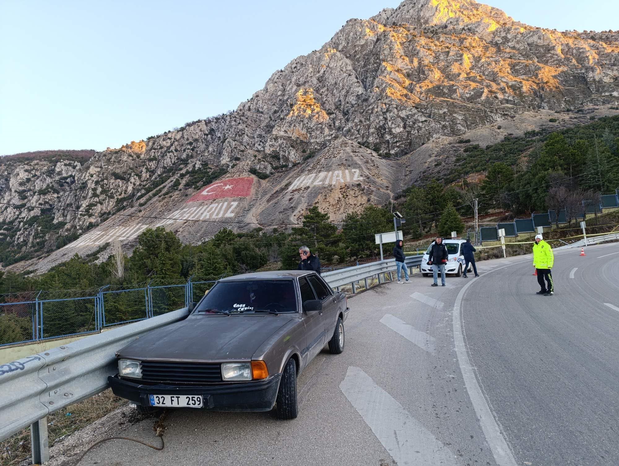 Isparta’nın Eğirdir ilçesinde kontrolden çıkan otomobilin bariyerlere çarptığı kazada sürücü