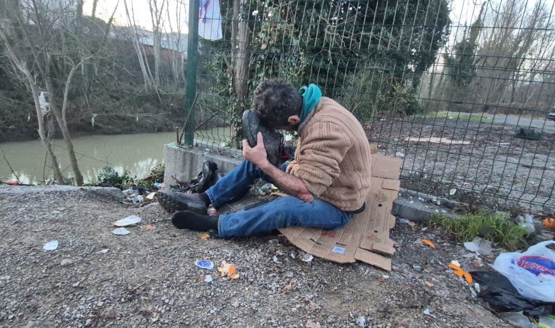Bir ay önce çakmağı telefon sanarak konuşan şahıs, bu kez de ayakkabısını telefon zannetti bir ay önce cebindeki çakmağı telefon sanarak konuşan şahıs, bu