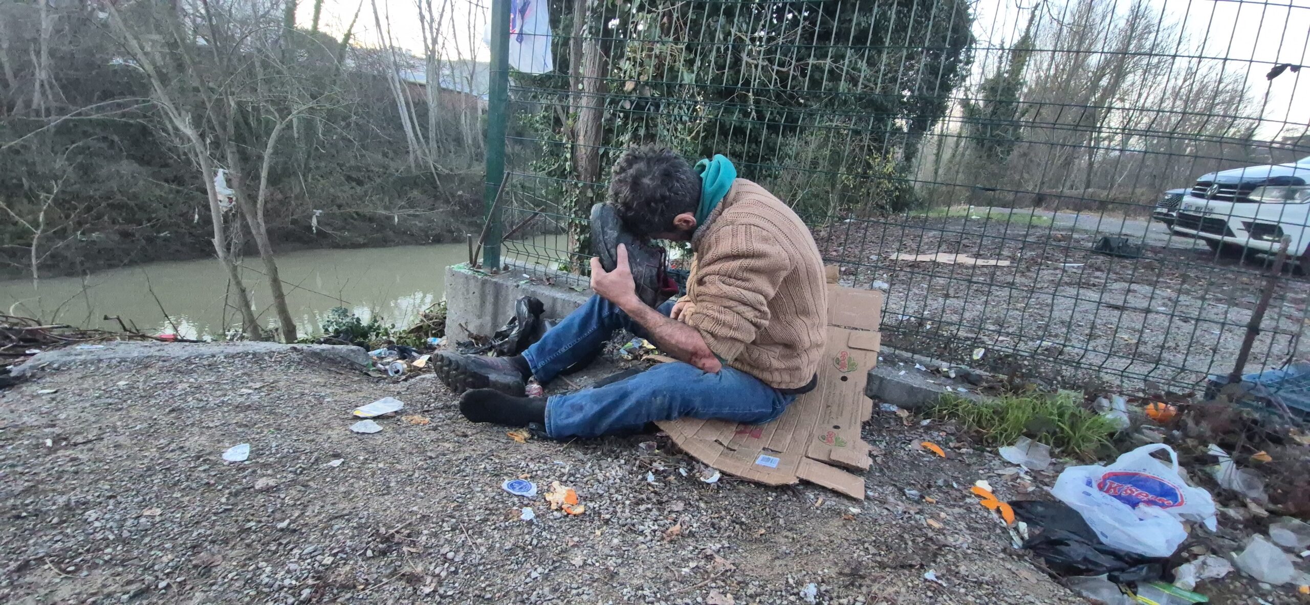 bir ay önce cebindeki çakmağı telefon sanarak konuşan şahıs, bu