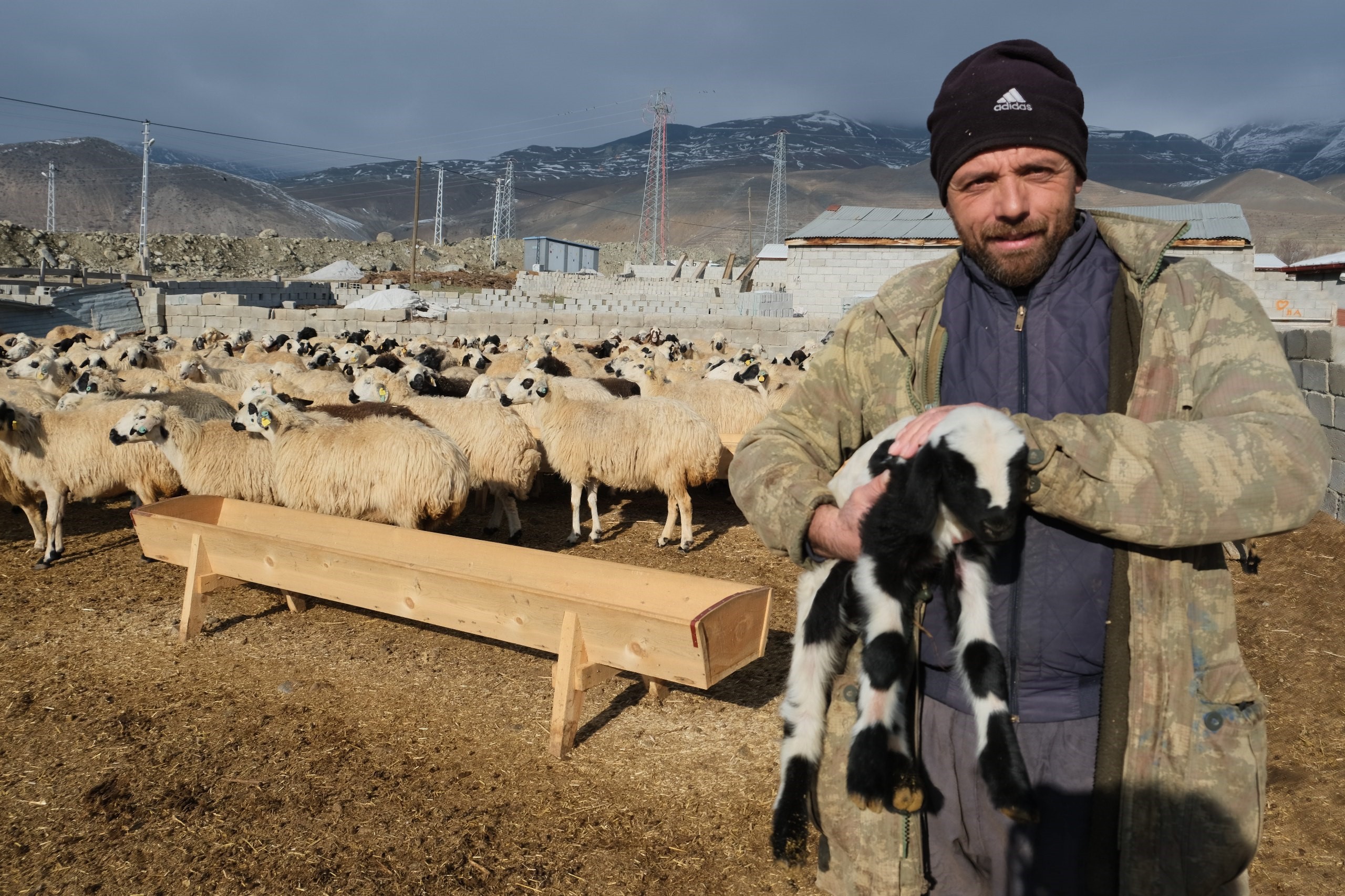 Erzincan’da, yıllardır hayvancılıkla uğraşan köylülerin ürettiği tulum peyniri, tüketiciye ulaşana