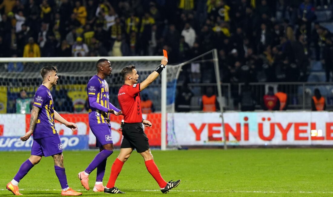 Eyüpspor Teknik Direktörü Arda Turan, Fenerbahçe ile oynadıkları maçın 45+5.