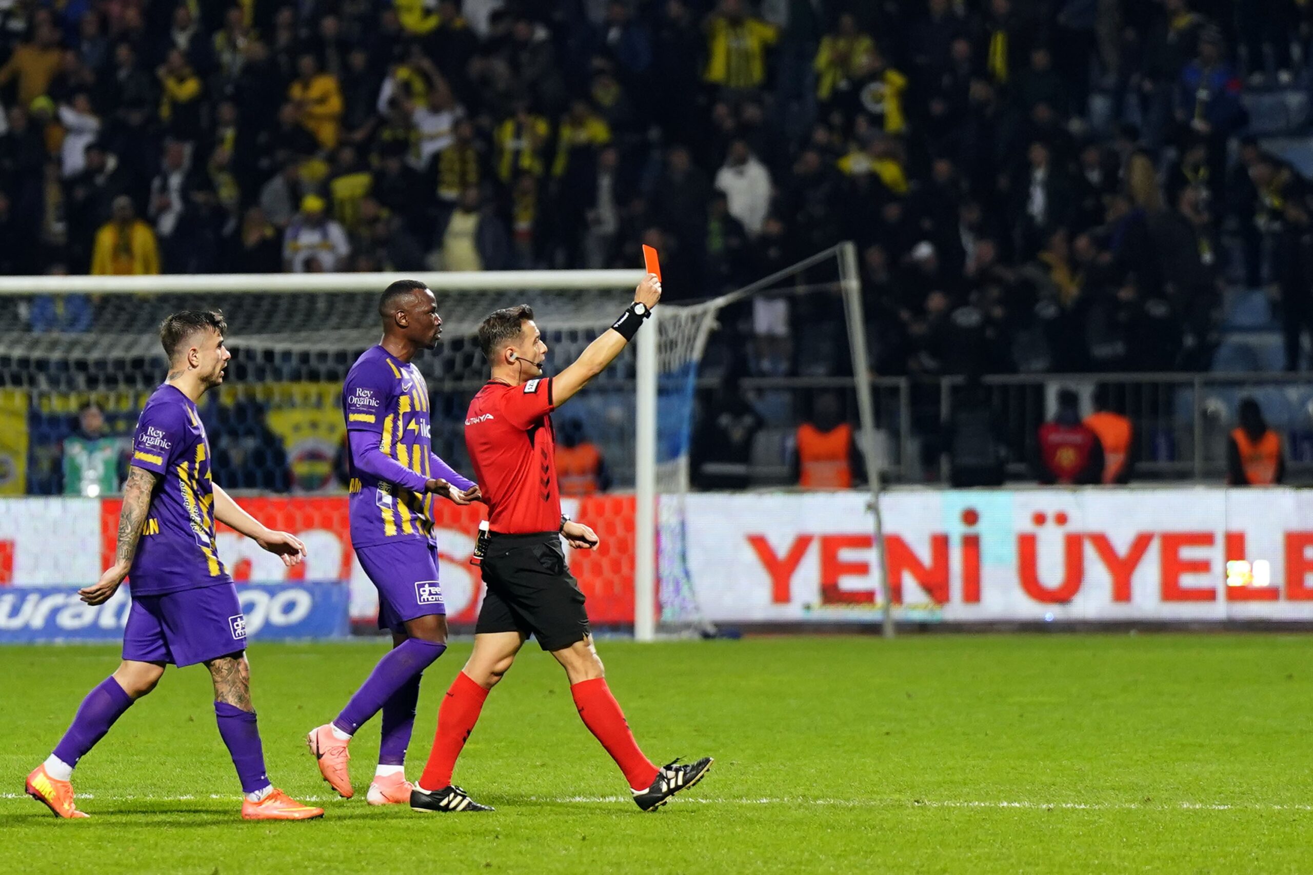 Eyüpspor Teknik Direktörü Arda Turan, Fenerbahçe ile oynadıkları maçın 45+5.