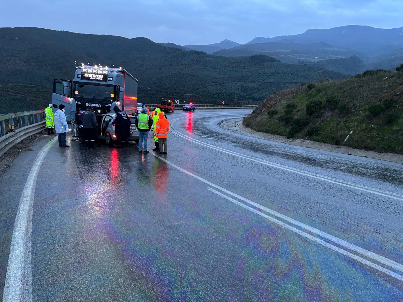 Bursa’nın İznik ilçesinde tır ile karşı şeritten gelen otomobilin kafa